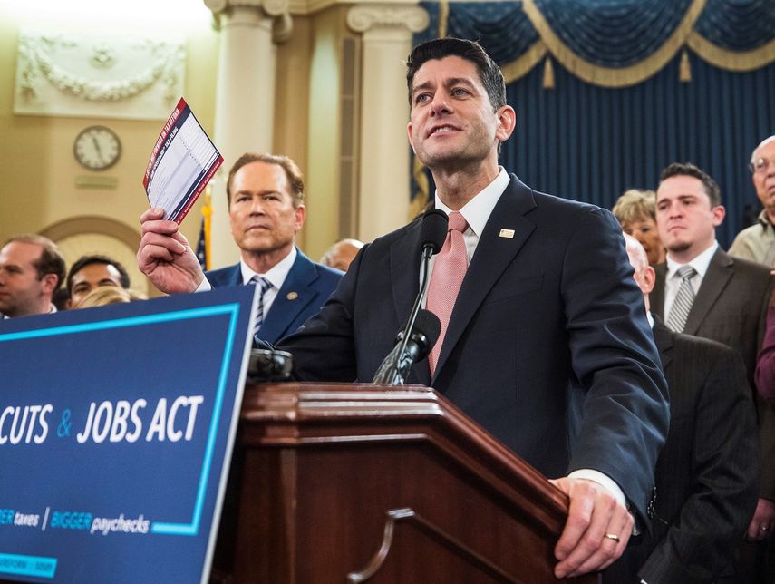 El presidente de la Cámara de Representantes de EEUU, el republicano Paul Ryan (c), comparece sobre la revisión de impuestos del Partido Republicano, en el edificio Longworth, en Washington.