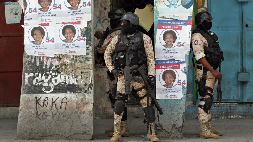 Policías patrullan después de que cientos de personas seguidoras del partido Lavalas se manifiestaran en apoyo de su candidata a la Presidencia del país, Marise Narcisse, este martes 22 de noviembre de 2016, en la ciudad de Puerto Príncipe.