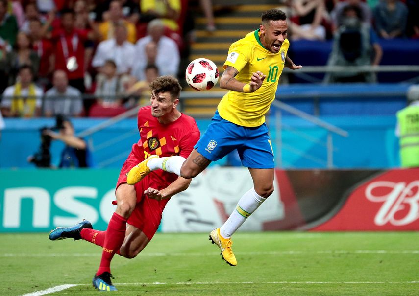 Neymar no cumplió con las expectativas y pasó un buen tiempo en el suelo por las faltas recibidas.