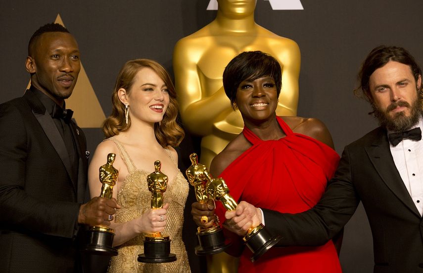 El ganador a mejor actor de reparto Mahershala Ali, la ganadora a mejor actriz&nbsp;Emma&nbsp;Stone, la ganadora a mejor actriz de reparto Viola Davis y el ganador a mejor actor Casey Affleck posan con sus estatuillas.&nbsp;