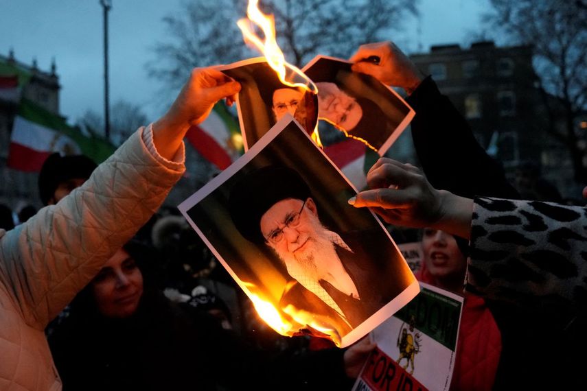 Manifestantes queman imágenes del ayatolá Alí Jamenei durante una manifestación en solidaridad con el levantamiento de Irán, organizada por el Consejo Nacional de la Resistencia de Irán, en Whitehall, en el centro de Londres.