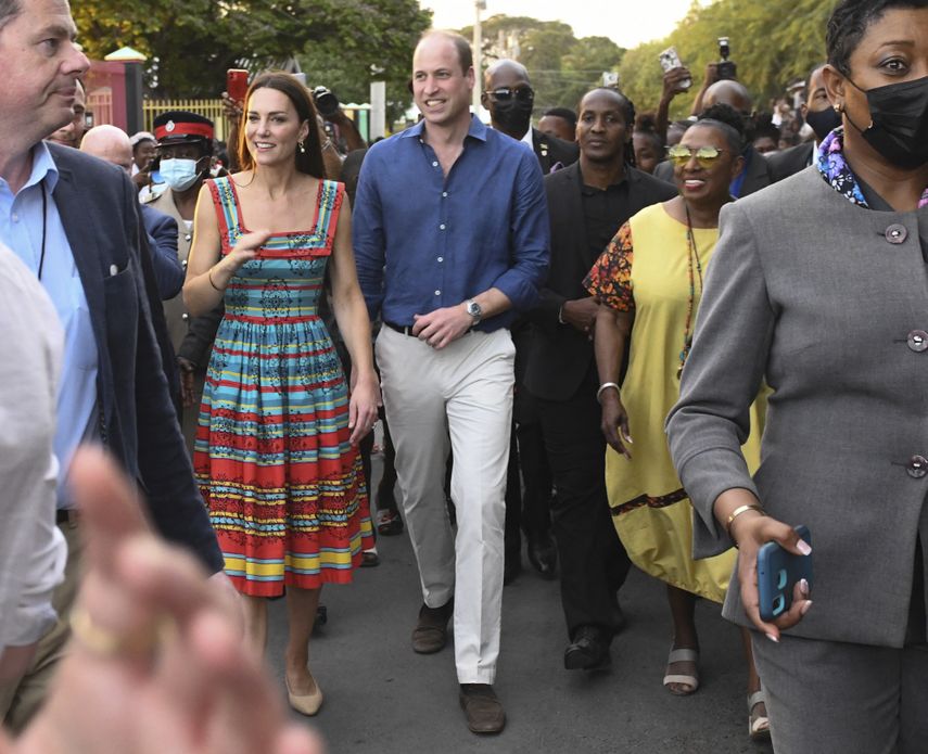 William y Kate Middleton recorren la comunidad de Trench Town en Kingston, Jamaica, el 22 de marzo de 2022.&nbsp;