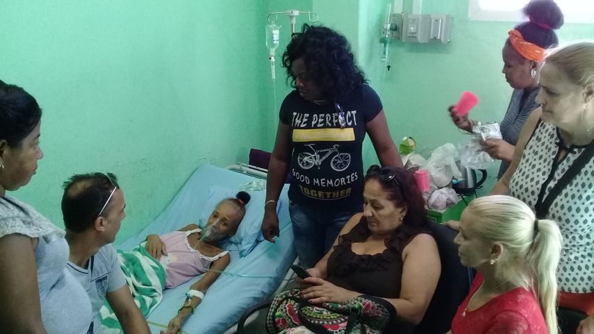 Familiares y amigos&nbsp;visitan en un hospital de La Habana a la opositora Xiomara Cruz Miranda&nbsp;