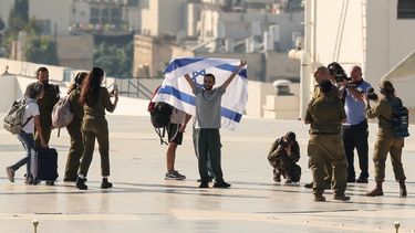 Israelíes saludan la llegada de los rehenes liberados por Hamas, tras el acuerdo logrado con la intervención de EEUU.