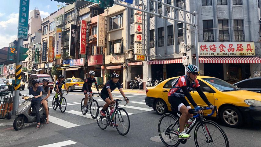 Ciclistas en las calles de Taipei, Taiwán.