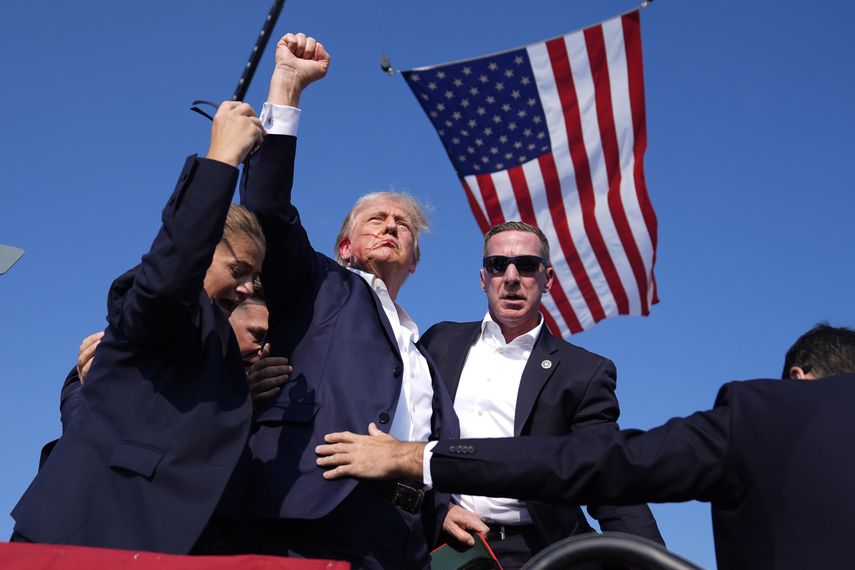 La histórica imagen del expresidente Donald Trump tras el atentado en un mitin de campaña en Pennsylvania.