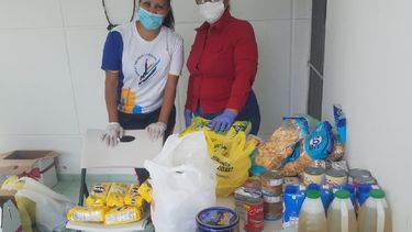 En la gr&aacute;fica se observa a la presidenta de AVES, adjunto a parte de su equipo mientras acomodan algunas de las donaciones para familias venezolanas afectadas por la crisis sanitaria.