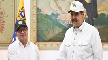 El presidente de Colombia, Gustavo Petro (izq.), le da la mano a su par Nicolás Maduro, de Venezuela, durante visita oficial al Palacio de Miraflores, en Caracas, el 9 de abril de 2024. El presidente de Colombia, Gustavo Petro (izq.), le da la mano a su par Nicolás Maduro, de Venezuela, durante visita oficial al Palacio de Miraflores, en Caracas, el 9 de abril de 2024.