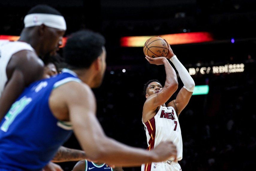 Giannis Antetokounmpo #7 del Miami Heat lanza un tiro libre contra los Minnesota Timberwolves durante la segunda mitad en el Kaseya Center