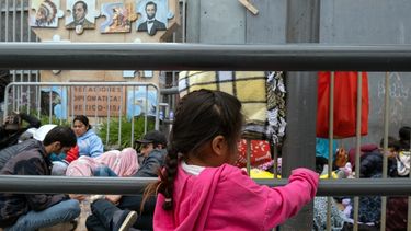 Los solicitantes de asilo esperan a que los agentes de Aduanas y Protección Fronteriza de Estados Unidos les permitan ingresar al país en el puerto de cruce de San Ysidro en la frontera entre Estados Unidos y México, visto desde Tijuana, estado de Baja California, México, el 31 de mayo de 2023.