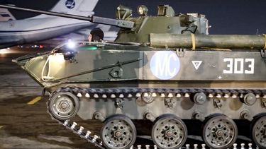 En esta imagen tomada de un video distribuido por la oficina de prensa del Ministerio de Defensa de Rusia, un vehículo militar de la misión de paz rusa de la Organización del Tratado de Seguridad Colectiva, sube a un avión ruso en el inicio de la retirada del contingente, en un aeropuerto a las afueras de Almaty, Kazajistán, el 13 de enero de 2022.&nbsp;