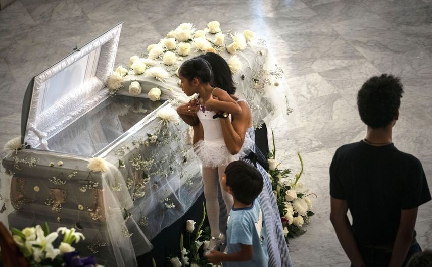 Una madre carga a su hija vestida de bailarina para despedirse de la fallecida bailarina Alicia Alonso durante su velorio en el Gran Teatro de La Habana &ldquo;Alicia Alonso&rdquo;, en La Habana.&nbsp;