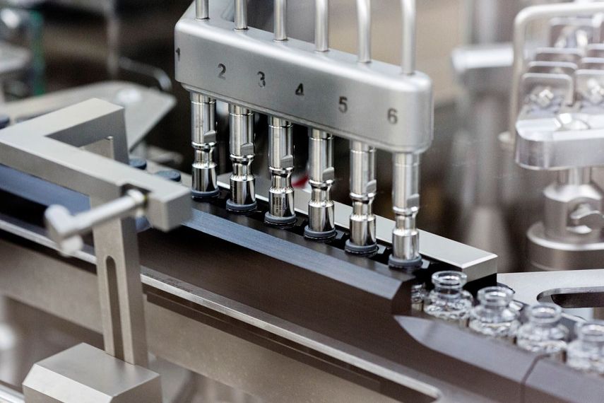Tapones de goma son colocados en ampolletas del prof&aacute;rmaco experimental remdesivir en la f&aacute;brica de Gilead en Estados Unidos. Marzo de 2020, imagen proporcionada por la compa&ntilde;&iacute;a Gilead Sciences