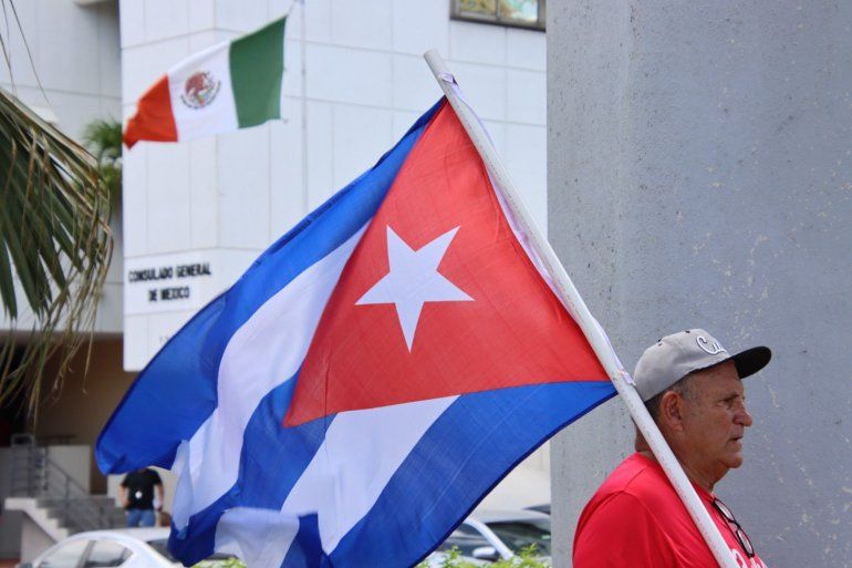 Un grupo de cubanos realizó una protesta frente al consulado de México en Miami.