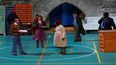 Los actores actúan en el escenario del Palais des Papes durante un ensayo general para la obra Welfare de la directora francesa Julie Deliquet antes del inicio del 77º Festival de Teatro de Aviñón, en el sur de Francia, el 3 de julio de 2023.