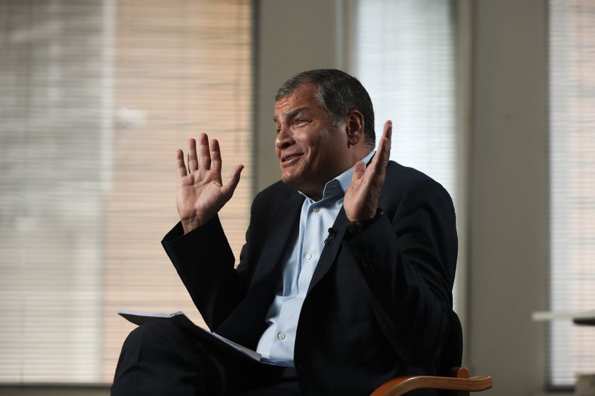 El expresidente de Ecuador, Rafael Correa, hace gestos durante una entrevista con Associated Press en Bruselas, el jueves 10 de octubre de 2019.