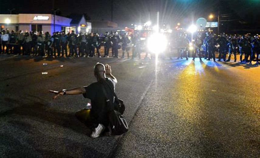 El gobernador de Missouri, Jay Nixon, ordenó el lunes el despliegue de la Guardia Nacional en Ferguson, sacudido desde hace días por disturbios relacionados con la muerte de un joven negro. (Foto: EFE)
