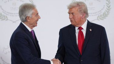 El presidente de Estados Unidos, Donald Trump, saluda al exprimer ministro británico Tony Blair durante una cumbre sobre Gaza en Sharm el-Sheij el 13 de octubre de 2025.