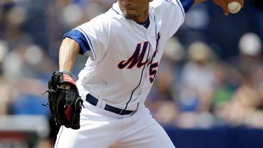 El relevista de los Mets de Nueva York, Pedro Feliciano, lanza durante la quinta entrada de un juego de las Grandes Ligas contra los Nacionales de Washington, el sábado 23 de marzo de 2013