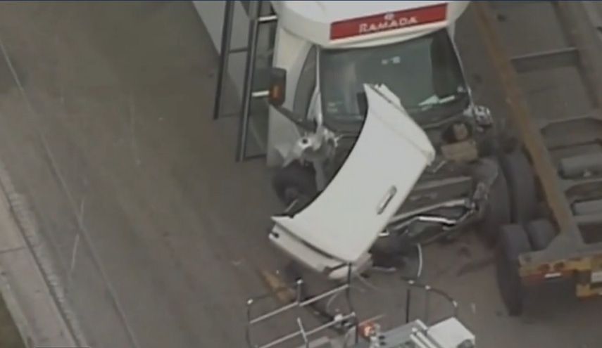 El autobús en el que viajaban los turistas heridos, quedó fuertemente afectado tras colisionar.