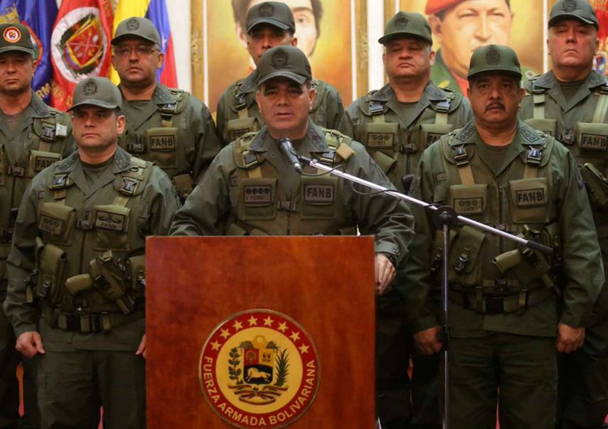 Padrino, usando un uniforme militar de campaña y rodeado de los mandos castrenses, advirtió que la amenaza contra Venezuela está orquestada por una alianza de Gobiernos que irrespetan el principio de autodeterminación de los pueblos.