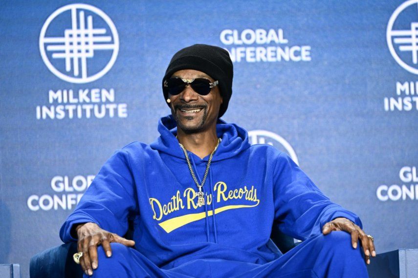 El rapero estadounidense Calvin Cordozar Broadus Jr, también conocido como Snoop Dogg, habla durante la Conferencia Global del Instituto Milken en Beverly Hills, California, el 3 de mayo de 2023. El rapero Snoop Dogg se ha convertido en copropietario del Swansea City, club de fútbol galés que forma parte del Championship, anunció el 18 de julio de 2025.
