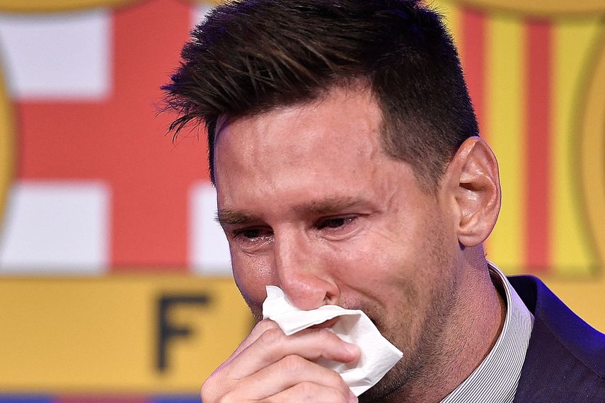 El delantero argentino del Barcelona, Lionel Messi, llora al comienzo de una conferencia de prensa en el estadio Camp Nou de Barcelona