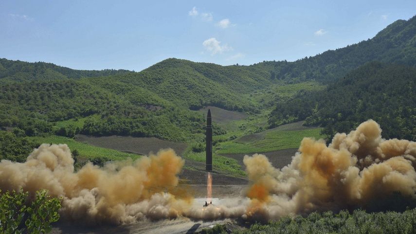 Fotografía facilitada por la agencia oficial de noticias norcoreana KCNA que supuestamente muestra un cohete balístico intercontinental norcoreano Hwansong-14 mientras es disparado desde una localización no especificada en&nbsp;Corea&nbsp;del&nbsp;Norte, el 4 de julio de 2017.&nbsp;