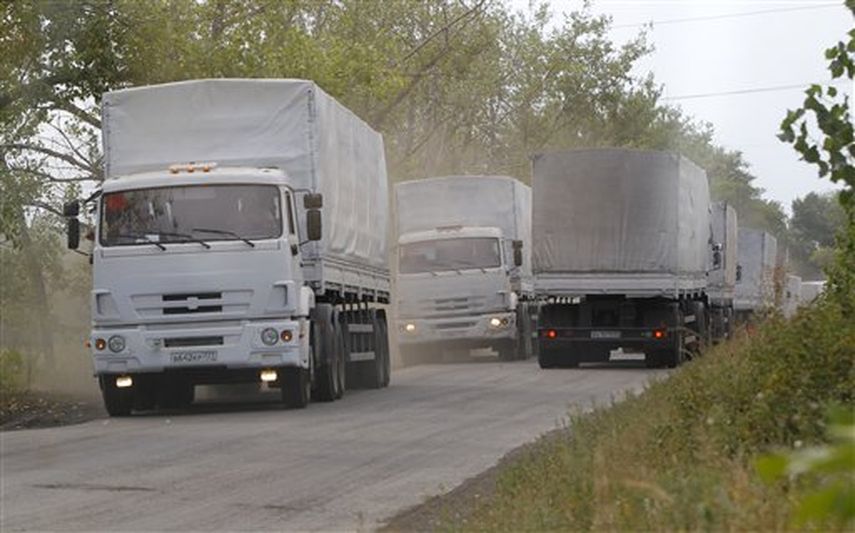Los camiones de un convoy ruso de asistencia humanitaria circulan por la carretera principal a Lugansk, cerca de Sukhodolsk, tras haber cruzado la frontera en Izvaryne, en el este de Ucrania ( Foto AP)
