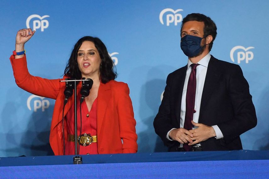 La presidenta regional de Madrid y candidata del Partido Popular (PP) Isabel Díaz Ayuso (izquierda) pronuncia un discurso mientras celebra su victoria en las elecciones regionales de Madrid junto al líder del PP, Pablo Casado, en la sede del PP en Madrid el 4 de mayo de 2021.