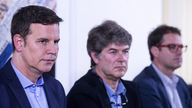 Tres víctimas de abuso sexual por parte de curas en Chile, James Hamilton (c), Juan Carlos Cruz (i) y José Andrés Murillo (d) ofrecen una rueda de prensa en Roma (Italia) hoy, 2 de mayo de 2018.&nbsp;