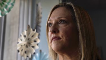 Tina Meier, fundadora de la Megan Meier Foundation, posa para una foto en las oficinas de la fundación el 8 de diciembre de 2021 en St. Charles, Missouri. La hija de Meier, Megan, se suicidó en 2007 a los 13 años de edad tras ser hostigada por un amigo en MySpace, que en realidad era la madre de una compañera de escuela que estaba usando una cuenta falsa para acosar a la adolescente.&nbsp;