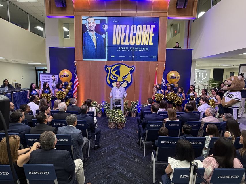 Jason MacBain, subdirector asociado sénior de avance de marca en FIU.