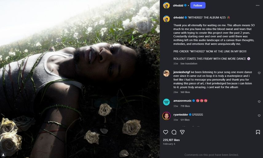 Usuarios en redes sociales han recopilado supuestas pruebas de la relación como fotografías, videos de conciertos y transmisiones en vivo