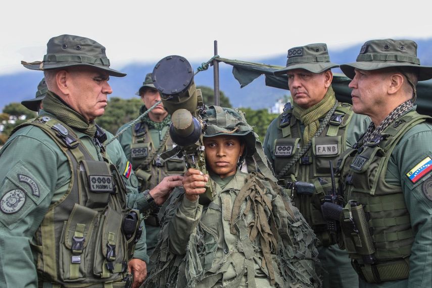 El ministro de Defensa del régimen, Vladimir Padrino (izq.), observando a un soldado que sostiene un Igla-S (un sistema de misiles tierra-aire portátil de fabricación rusa diseñado para ser operado por una sola persona) durante un ejercicio de entrenamiento en Caracas el 11 de noviembre de 2025.