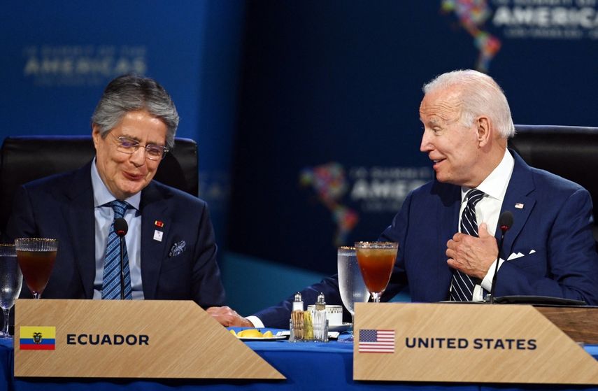 El presidente de Ecuador, Guillermo Lasso (izq.), y el presidente de Estados Unidos, Joe Biden, asisten a un almuerzo de trabajo con otros jefes de estado durante la IX Cumbre de las Américas en Los Ángeles.