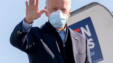 El candidato demócrata a la presidencia Joe Biden aborda un avión en New Castle, Delaware, el sábado 31 de octubre de 2020.