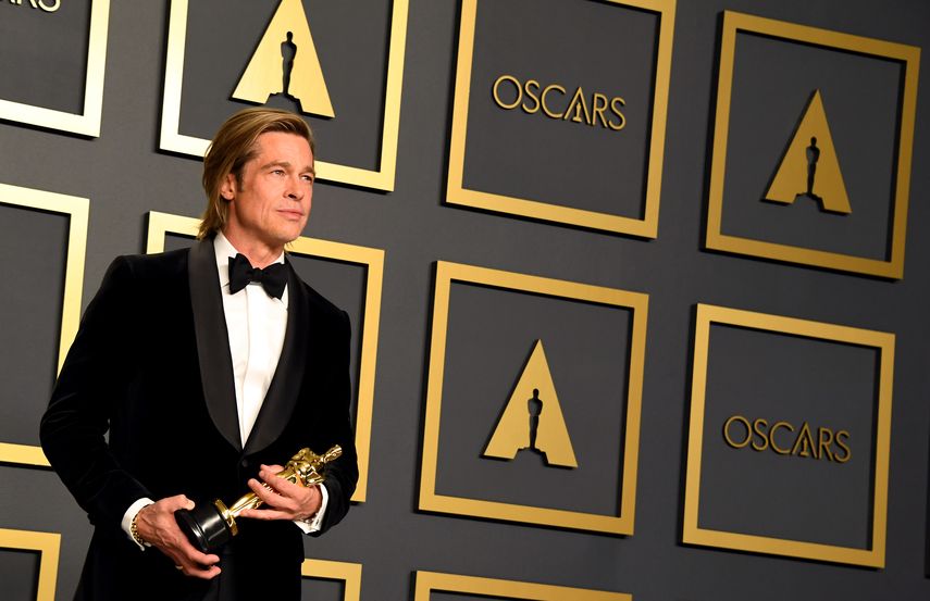 Brad Pitt posa tras ganar el Oscar como mejor actor de reparto por la película Once Upon A Time In Hollywood en la 92 edición de los Premios de la Academia.&nbsp;