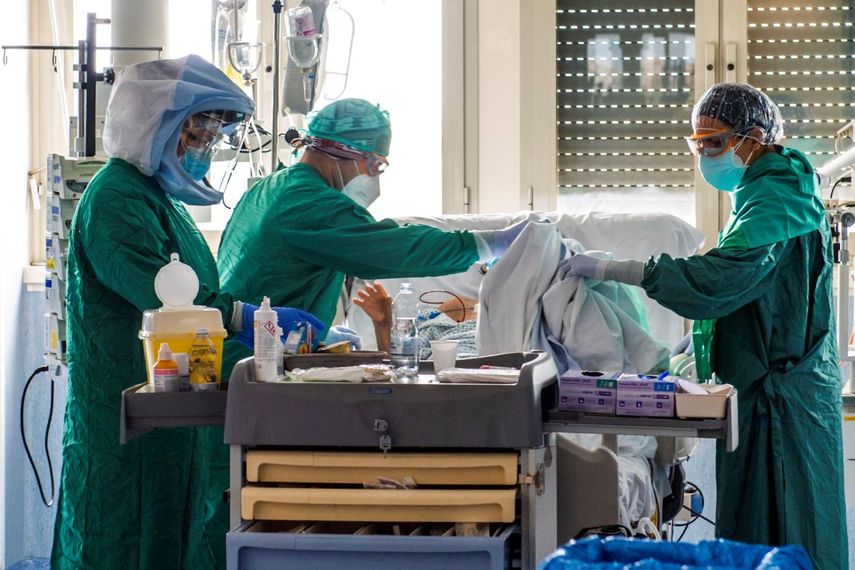 Missouri demand&oacute; el martes al gobierno de&nbsp;China&nbsp;por el&nbsp;coronavirus, alegando que las autoridades de ese pa&iacute;s tienen la culpa de la pandemia. En la foto, m&eacute;dicos atienden a un paciente en la Unidad de Cuidados Intensivos del hospital Tor Vergata Covid-4, el 21 de abril de 2020 en Roma.