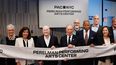 La gobernadora de Nueva York Kathy Hochul, Ron Perelman, el exalcalde de la ciudad de Nueva York Michael Bloomberg y el actual alcalde Eric Adams sostienen una cinta en el Perelman Performing Arts Center (Perelman de las Artes Escénicas) en la apertura de prensa y ceremonia de inauguración el 13 de septiembre de 2023 en Nueva York.