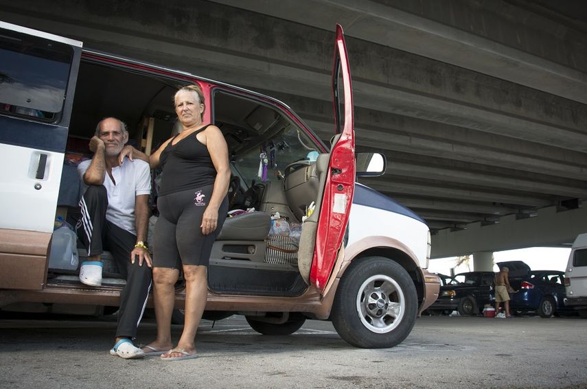 Orlando Fundora Álvarez y su esposa Yolanda Triana viven debajo del puente grande que va a Key Biscayne. Su caso podría solucionarse mediante la coordinación entre entidades públicas.