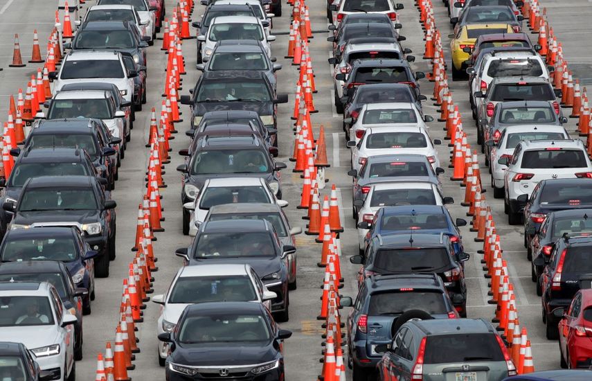 Automovilistas hacen fila en un centro de pruebas de coronavirus, el domingo 5 de julio de 2020, en las afueras del Estadio Hard Rock de Miami Gardens, Florida.&nbsp;