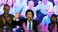 El presidente de Argentina, Javier Milei (C), saluda a sus partidarios en la sede de La Libertad Avanza del partido gobernante tras los resultados de las elecciones legislativas nacionales de mitad de período en Buenos Aires el 26 de octubre de 2025. El presidente de Argentina, Javier Milei (C), saluda a sus partidarios en la sede de La Libertad Avanza del partido gobernante tras los resultados de las elecciones legislativas nacionales de mitad de período en Buenos Aires el 26 de octubre de 2025.