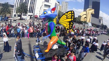 Montados en vehículos, los asistentes vieron pasar alebrijes como un león con el cuerpo de un reptil, una serpiente con alas de dragón, una jirafa multicolor, un tlacuache, entre otras figuras fantásticas.&nbsp;