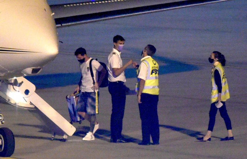 Lionel Messi ingresando a un Jet privado en Argentina con rumbo a París