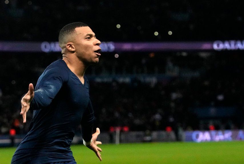 Kylian Mbappé, del París Saint-Germain, festeja luego de anotar el segundo tanto en el partido ante el Estrasburgo, el miércoles 28 de diciembre de 2022&nbsp;