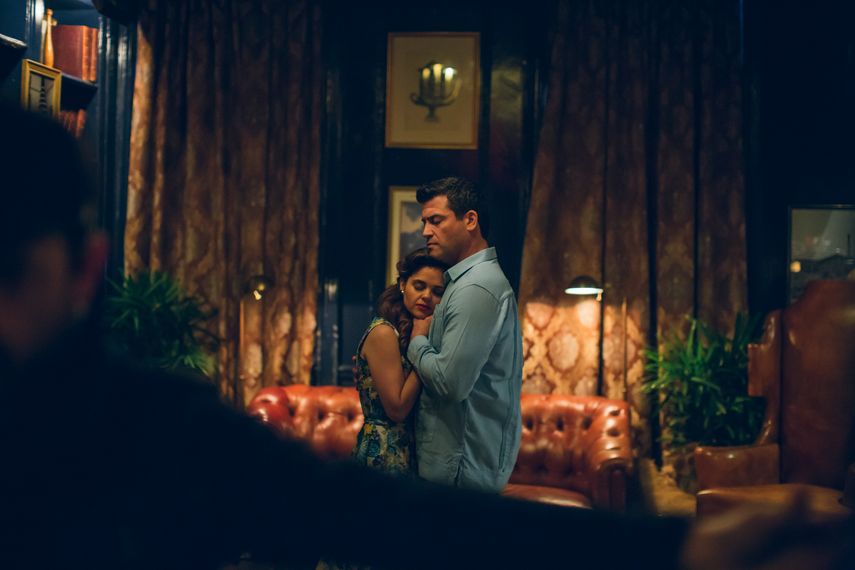 Bertha Leal como la joven Amparo y Rene Granado como Ramón.&nbsp;&nbsp;&nbsp;