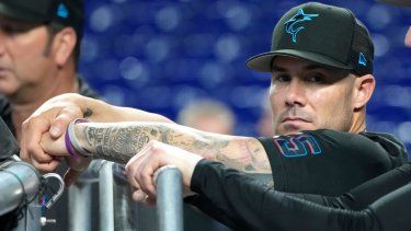 El mánager de los Marlins, Skip Schumaker, observa la práctica de bateo de su equipo antes de un choque contra los Cascabeles.
