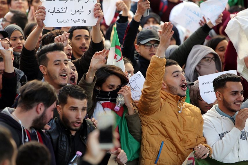 &nbsp;Estudiantes universitarios argelinos protestan dentro del campus contra el quinto mandato del presidente Abdelaziz Buteflika, en el poder desde 1999 y candidato a las elecciones presidenciales del próximo 18 de abril, este martes en Argel (Argelia).
