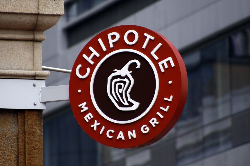 Un letrero de un restaurante Chipotle indica que ahí hay un establecimiento de la marca en Market Square, en Pittsburgh, el 8 de febrero de 2016.